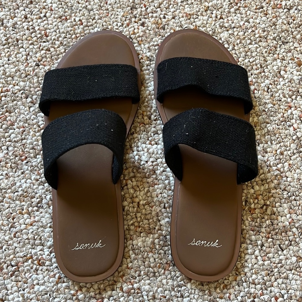 Senuk sandals
